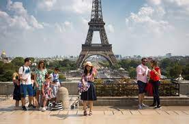 Les Touristes : Explorateurs du Monde et Ambassadeurs Culturels